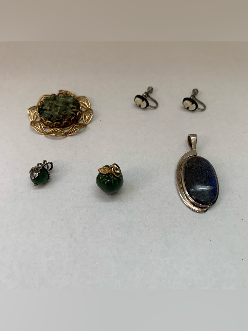 Mixed jewelry lot - pendants and earrings - jade and 925